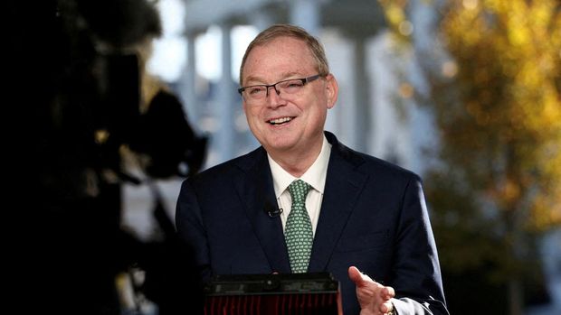 Penasihat ekonomi Gedung Putih Kevin Hassett berbicara di depan kamera TV di Gedung Putih di Washington, D.C., AS, 13 November 2025. (REUTERS/Kevin Lamarque)