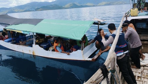 Pencarian satu pemancing yang hilang seusai perahu tenggelam dihantam ombak tinggi di perairan Langgudu, Kabupaten Bima, NTB, Rabu (3/12/2025). (Dok. Polsek Langgudu)