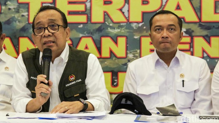 Menteri Koordinator (Menko) Bidang Pembangunan Manusia dan Kebudayaan (PMK) Pratikno bersama pimpinan lembaga lainnya saat konferensi pers Penanggulangan Bencana Sumatera di Posko Bencana Halim, Jakarta, Rabu (3/12/2025). Pemerintah menyampaikan alasan tidak menetapkan banjir di sejumlah wilayah Sumatra sebagai bencana nasional. Pemerintah menilai penanganan yang dilakukan saat ini telah berskala nasional.