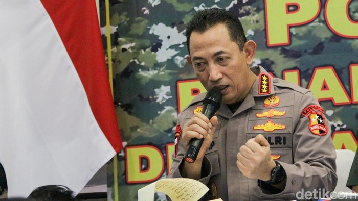 Menteri Koordinator (Menko) Bidang Pembangunan Manusia dan Kebudayaan (PMK) Pratikno bersama pimpinan lembaga lainnya saat konferensi pers Penanggulangan Bencana Sumatera di Posko Bencana Halim, Jakarta, Rabu (3/12/2025). Pemerintah menyampaikan alasan tidak menetapkan banjir di sejumlah wilayah Sumatra sebagai bencana nasional. Pemerintah menilai penanganan yang dilakukan saat ini telah berskala nasional.