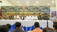 Menteri Koordinator (Menko) Bidang Pembangunan Manusia dan Kebudayaan (PMK) Pratikno bersama pimpinan lembaga lainnya saat konferensi pers Penanggulangan Bencana Sumatera di Posko Bencana Halim, Jakarta, Rabu (3/12/2025).