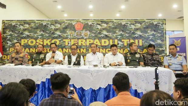 Menteri Koordinator (Menko) Bidang Pembangunan Manusia dan Kebudayaan (PMK) Pratikno bersama pimpinan lembaga lainnya saat konferensi pers Penanggulangan Bencana Sumatera di Posko Bencana Halim, Jakarta, Rabu (3/12/2025). Pemerintah menyampaikan alasan tidak menetapkan banjir di sejumlah wilayah Sumatra sebagai bencana nasional. Pemerintah menilai penanganan yang dilakukan saat ini telah berskala nasional.