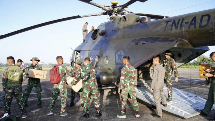Personel Kodam Iskandar Muda, Aceh, menyalurkan bantuan via Helikopter MI-17 V5 kepada para penyintas banjir di Kota Langsa dan Kabupaten Aceh Timur,Selasa (2/12/2025).