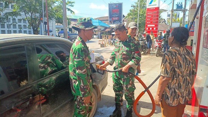 Personel TNI bantu penanganan banjir di Sumut. (Dok Pendam I/BB)