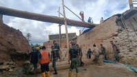 Personel TNI bersama masyarakat membangun jembatan darurat pasca banjir di Sumut (Dok Pendam I/BB)