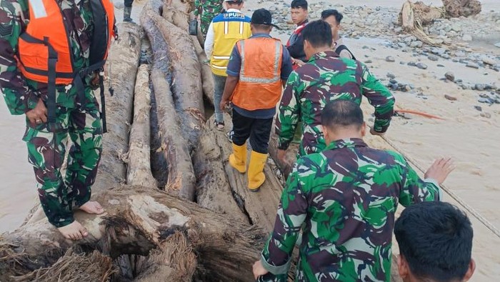 Personel TNI bantu penanganan banjir di Sumut. (Dok Pendam I/BB)