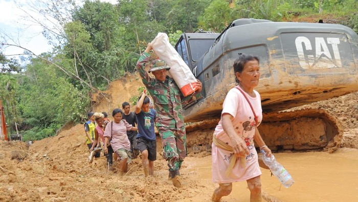 Personel TNI bantu penanganan banjir di Sumut. (Dok Pendam I/BB)