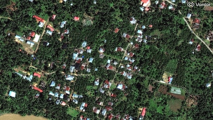 Banjir bandang yang melanda sejumlah wilayah Indonesia pada akhir November hingga awal Desember 2025 menyisakan dampak yang luar biasa. Citra satelit dan foto udara yang diperoleh dari berbagai sumber memperlihatkan perbedaan dramatis antara kondisi wilayah sebelum dan sesudah bencana.