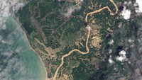 Di Sumatera Utara, wilayah Sorkam juga mengalami kerusakan signifikan. Foto: Satellite 2025 Vantor