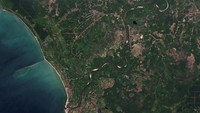 Citra satelit pada 2 Desember 2025 menunjukkan rumah-rumah dan area sekitarnya terendam air, berbeda jauh dari kondisi bulan sebelumnya yang tampak normal dan aman. Foto: Satellite 2025 Vantor