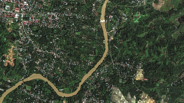 Banjir bandang yang melanda sejumlah wilayah Indonesia pada akhir November hingga awal Desember 2025 menyisakan dampak yang luar biasa. Citra satelit dan foto udara yang diperoleh dari berbagai sumber memperlihatkan perbedaan dramatis antara kondisi wilayah sebelum dan sesudah bencana.