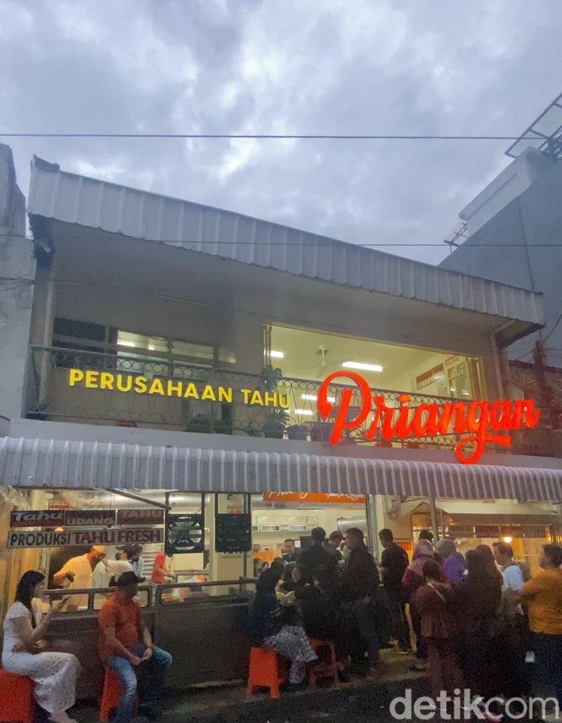 Perusahaan Tahu Priangan Perusahaan Tahu Priangan, tempat makan serba tahu di Braga, Bandung.