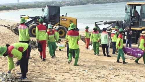Petugas berjibaku membersihkan sampah kiriman yang menyasar pesisir Barat Badung