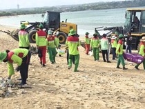 Strategi DLHK Bereskan Teror Sampah Kiriman di Pesisir Barat Badung