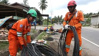 Kerusakan parah pada jaringan distribusi dan tower transmisi membuat PT PLN (Persero) menurunkan langkah cepat dengan mengerahkan 500 teknisi dari berbagai unit di seluruh Indonesia. Kehadiran ratusan teknisi dari luar Aceh mempercepat proses penanganan, mengingat skala kerusakan yang cukup luas. ANTARA FOTO/Irwansyah Putra