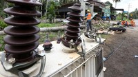 PLN juga membangun tower transmisi darurat untuk menggantikan struktur yang terdampak bencana. Langkah ini dilakukan agar suplai listrik segera kembali normal, terutama pada fasilitas vital seperti layanan kesehatan, kantor pemerintahan, dan permukiman warga yang masih mengandalkan bantuan energi untuk aktivitas sehari-hari. ANTARA FOTO/Irwansyah Putra