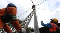 Petugas PT PLN memperbaiki jaringan listrik yang rusak akibat bencana hidrometeorologi di jalan lintas Bireuen-Takengon, Juli, Bireuen, Aceh, Rabu (3/12/2025). Sejumlah titik mengalami kerusakan berat setelah banjir luapan sungai dan longsor menerjang, memutus aliran listrik ke sejumlah kecamatan. ANTARA FOTO/Irwansyah Putra