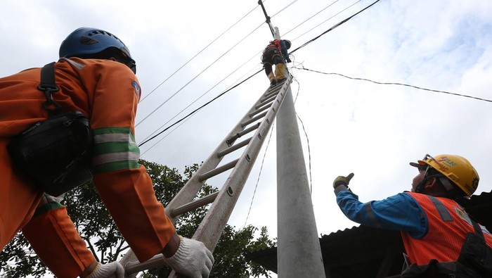 Petugas PT PLN memperbaiki jaringan listrik yang rusak akibat bencana hidrometeorologi di jalan lintas Bireuen-Takengon, Juli, Bireuen, Aceh, Rabu (3/12/2025). PT PLN (Persero) mengerahkan 500 orang teknisi dari berbagai unit di seluruh Indonesia untuk memperbaiki kerusakan Jaringan dan pembangunan tower transmisi darurat yang rusak akibat banjir luapan sungai dan longsor di Provinsi Aceh. ANTARA FOTO/Irwansyah Putra