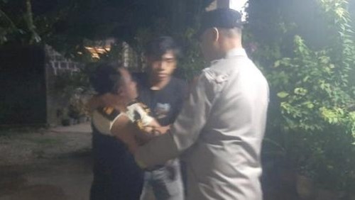 Polisi mengamankan Satpam berinisial AP yang mabuk miras dan mengancam keluarga dengan sangkur di Kelurahan Sikumana, Kecamatan Maulafa, Kota Kupang, NTT, Rabu (03/11/2025). (Foto: Dok. Polsek Maulafa)