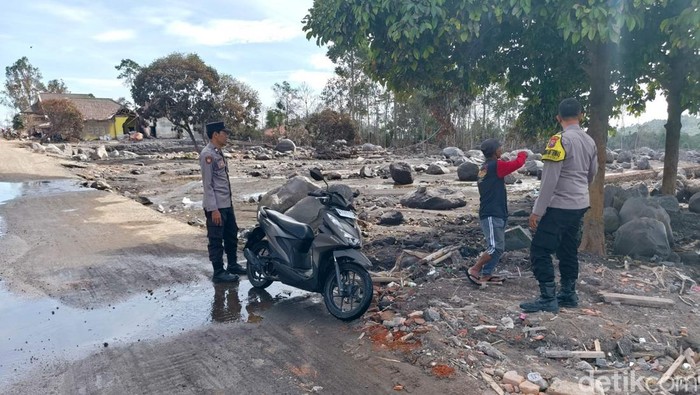 Polisi Perketat Jalur Menuju Lokasi Terdampak Erupsi Semeru
