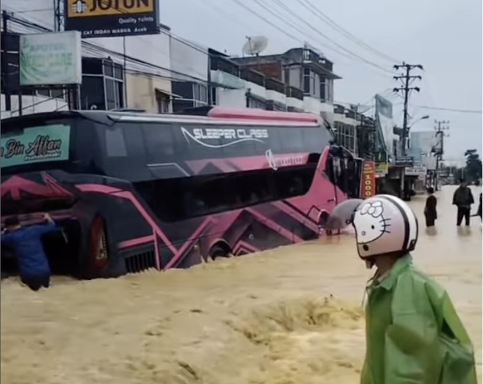 Potret Bus-bus Sumatera Bertahan dari Terjangan Banjir