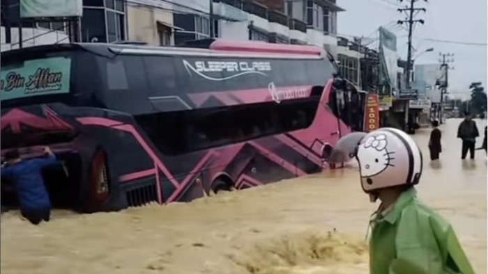 Potret Bus-bus Sumatera Bertahan dari Terjangan Banjir