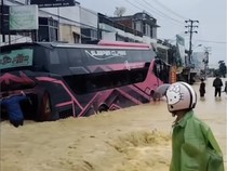 Potret Bus-bus Sumatera Bertahan dari Terjangan Banjir