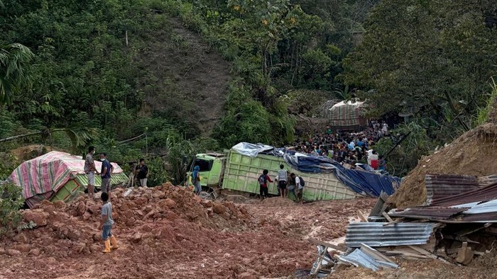 Potret Jalur Tarutung-Sibolga Belum Bisa Dilewati Total, Proses Pembersihan