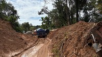 Jalan lintas sumatera dari tarutung sibolga masih tertutup longsor hingga hari ini. (Foto: Dok. Istimewa)