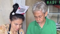 Epy membantu Karina membuat menu andalan Jukut Samali Goreng, tumis kecombrang. Terlihat irisan kecombrang itu diberi bumbu cabai dan bawang yang melimpah. Foto: Instagram karinaranau9