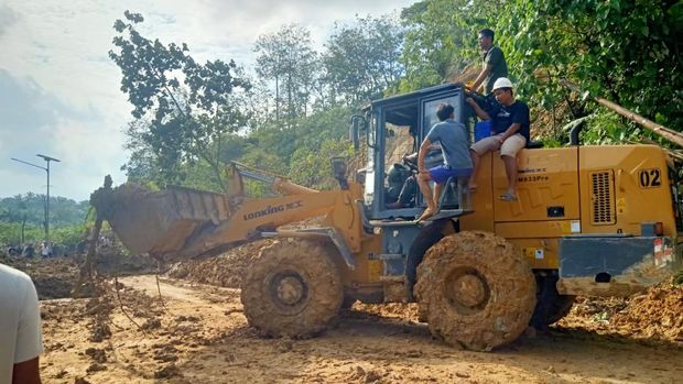 Proses pembukaan dan pembersihan jalan akses dari Sumatra Utara menuju Aceh Tamiang, pada Selasa (2/12). (Dok. Tim Pusdatinkom BNPB)