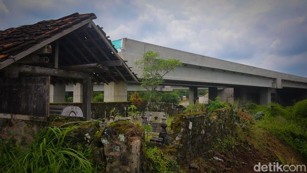 Proses pemindahan makam terdampak tol Jogja-Solo Paket 2.2 di Padukuhan Kaweden, Tirtoadi, Mlati, Sleman, Rabu (3/12/2025).