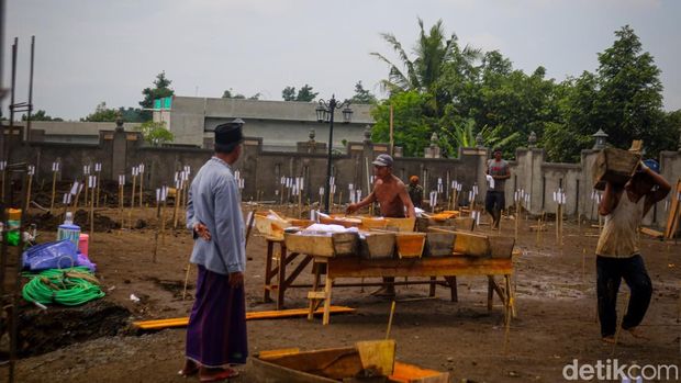 Proses pemindahan makam terdampak tol Jogja-Solo Paket 2.2 di Padukuhan Kaweden, Tirtoadi, Mlati, Sleman, Rabu (3/12/2025).