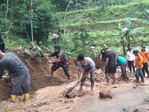 Tebing Longsor Tutup Jalan Kaliangkrik di Lereng Sumbing Magelang