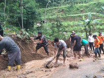 Longsor! Jalanan di Lereng Gunung Sumbing Tertutup Material Tanah