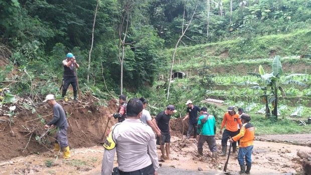 Proses penyingkiran material longsor di Desa Balerejo, Kaliangkrik, Kabupaten Magelang, Rabu (3/12/2025). Proses penyingkiran material longsor di Desa Balerejo, Kaliangkrik, Kabupaten Magelang, Rabu (3/12/2025).