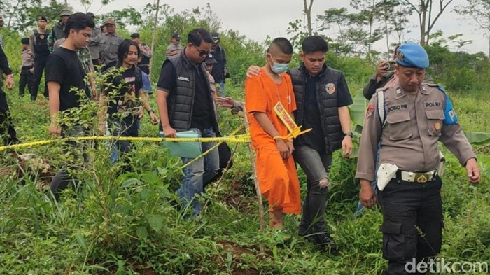 Rekonstruksi Ungkap Aksi Keji Pariz Habisi Kakak di Ciamis