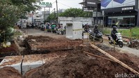 Proyek galian saluran yang menutup satu jalur ditargetkan rampung pada 23 Desember 2025 mendatang.