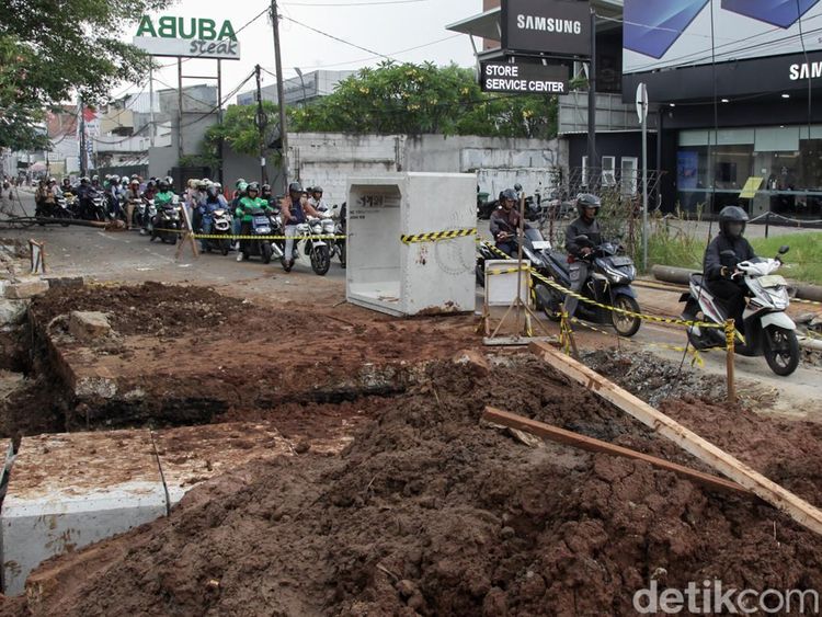 Proyek Drainase Cinere Tutup Satu Jalur, Motor Melintas Perlahan