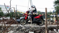 Pengendara sepeda motor yang melintas harus mengeurangi kecepatannya.
