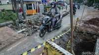 Lalu-lintas sekitar proyek kerap macet pada jam sibuk.