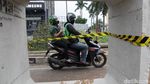 Proyek Drainase Cinere Tutup Satu Jalur, Motor Melintas Perlahan