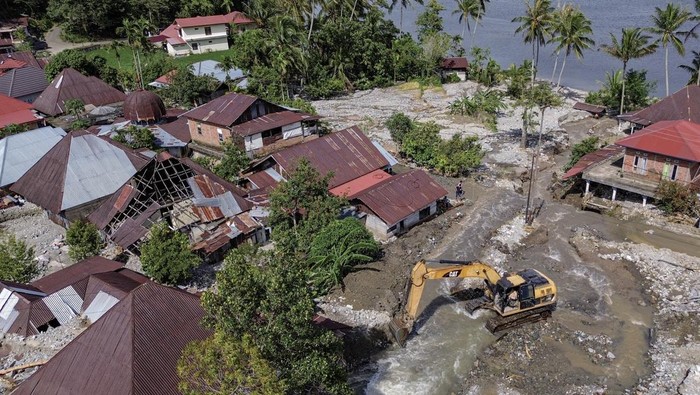 Pekerja mengoperasikan alat berat saat membersihkan material banjir bandang dan tanah longsor di Nagari Guguak Malalo, Kabupaten Tanah Datar, Sumatera Barat, Selasa (2/12/2025). Akses menuju Nagari Padang Laweh dan Guguak Malalo sempat terputus dari wilayah sekitar, sehingga proses evakuasi warga dilakukan melalui jalur Danau Singkarak. ANTARA FOTO/Wawan Kurniawan/Lmo/bar