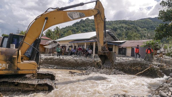 Pulihkan Akses, Pembersihan Material Longsor di Tanah Datar Dikebut
