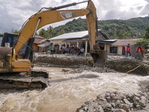 Pulihkan Akses, Pembersihan Material Longsor di Tanah Datar Dikebut