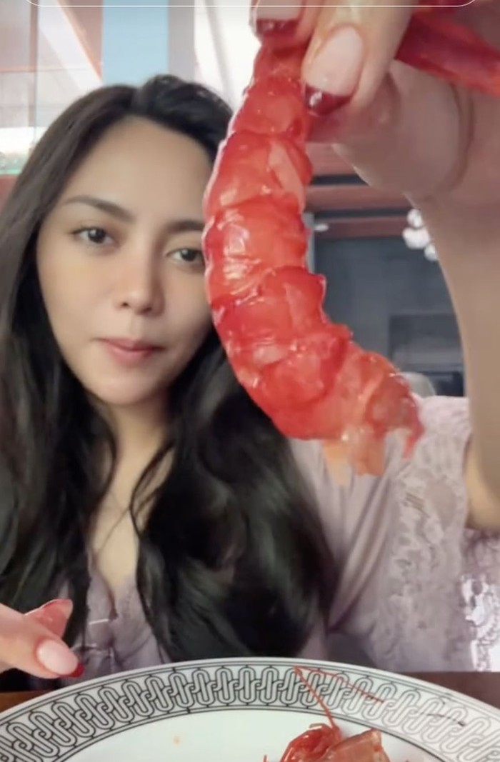 Rachel Vennya Hobi Cicip Makanan Viral, 9 Potretnya Bikin Ngiler!