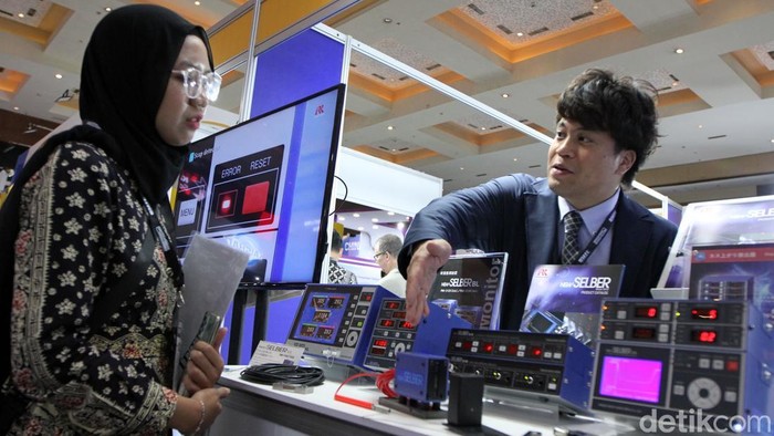 Pengunjung melihat produk manufaktur yang ditampilkan pada pameran Manufacturing Indonesia Series 2025 di Jakarta International Expo (JIExpo) Kemayoran, Jakarta, Rabu (3/12/2025).