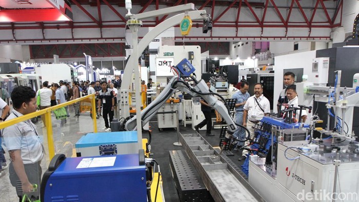 Pengunjung melihat produk manufaktur yang ditampilkan pada pameran Manufacturing Indonesia Series 2025 di Jakarta International Expo (JIExpo) Kemayoran, Jakarta, Rabu (3/12/2025).