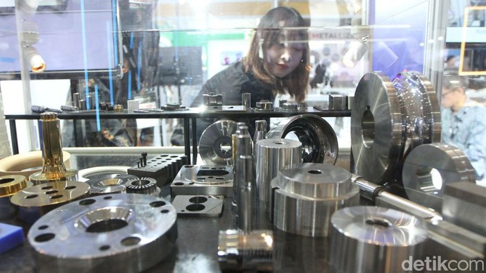 Pengunjung melihat produk manufaktur yang ditampilkan pada pameran Manufacturing Indonesia Series 2025 di Jakarta International Expo (JIExpo) Kemayoran, Jakarta, Rabu (3/12/2025).