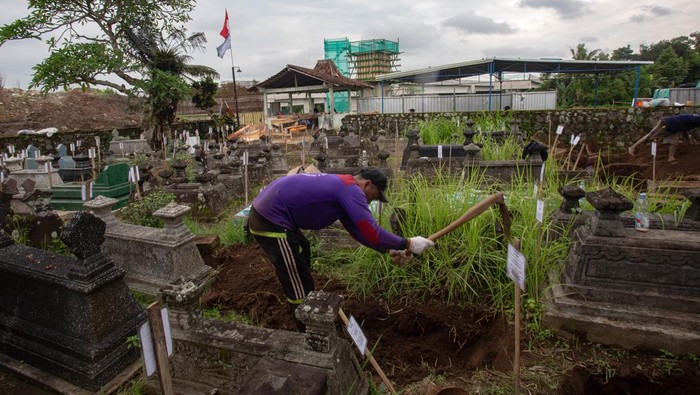 Pekerja menggali makam baru saat proses relokasi makam di  Padukuhan Kaweden, Tirtoadi, Mlati, Sleman, D.I Yogyakarta, Rabu (3/12/2025). Sebanyak 451 makam direlokasi ke tempat baru yang lokasinya tidak jauh dari makam lama karena terdampak proyek pembangunan Jalan Tol Yogya-Bawen Seksi 2 Paket 2.2. ANTARA FOTO/Andreas Fitri Atmoko/nym.